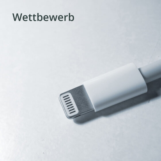 Ein Apple Lightning-Kabel liegt auf einer weißen Oberfläche.
